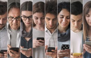 Terlalu sibuk menggulir untuk memperhatikan