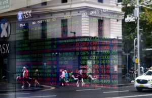 Penambang membantu menggali pasar setelah penurunan tiga hari