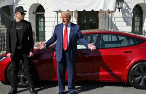 Elon Musk mendesak karyawan Tesla untuk bertahan pada stok mereka