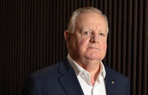 Satterley memukul kembali pada para pemrotes