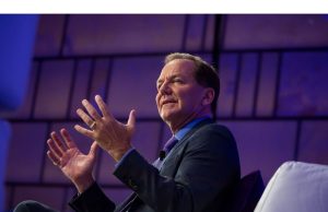 Miliarder Australia menghadapi deposisi dengan setelan Tudor Jones