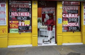 Argentina mengatakan akan mengangkat kontrol mata uang ketat negara itu dengan bantuan dari IMF