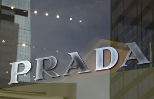 Prada setuju untuk membeli rumah mode saingan Versace dalam kesepakatan senilai $ 1,4 miliar