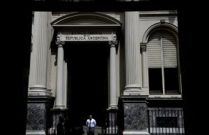 Perpanjangan kesepakatan memungkinkan Trump sekutu Argentina untuk meminjam $ 5 miliar lagi dari China