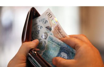 Standar Kehidupan Inggris Menghadapi £ 400 Pukul dari Pajak dan Tagihan, Think Tank Kata