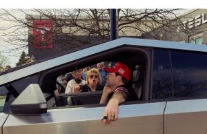 Apakah supremasi EV Tesla di kaca spion?