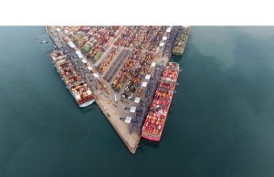 Pelawan yang melihat kami kecelakaan datang dengan come-of world trade