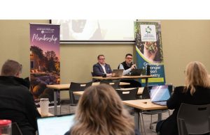 Kekhawatiran tarif menarik para profesional hortikultura ke balai kota